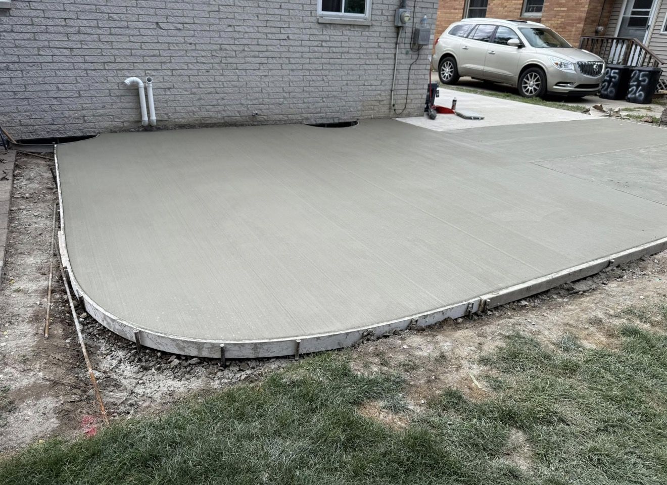 Broom-finish backyard concrete patio